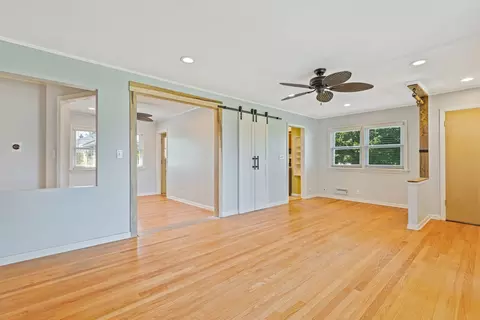 Living - 1265 S Wolf Rd, Des Plaines, IL 60018 photo 4 of 6