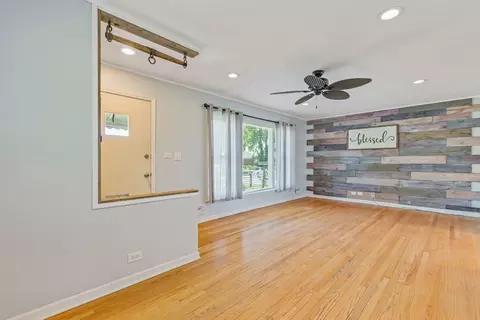 Living - 1265 S Wolf Rd, Des Plaines, IL 60018 photo 2 of 6