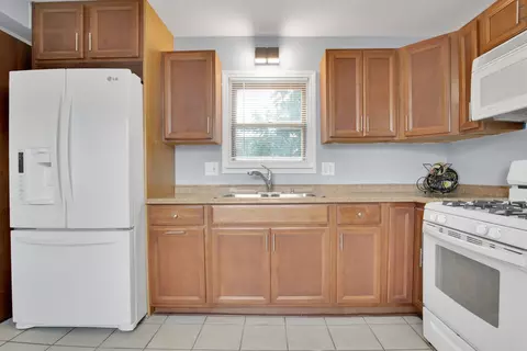 Kitchen - 3812 148th St, Midlothian, IL 60445 photo 1 of 2