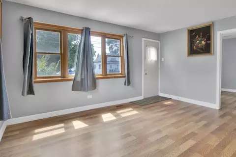 Living - 3812 148th St, Midlothian, IL 60445 photo 1 of 2