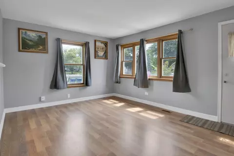 Living - 3812 148th St, Midlothian, IL 60445 photo 2 of 2