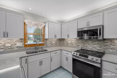 Kitchen - 4816 Daggets Ct, Naperville, IL 60564 photo 2 of 4