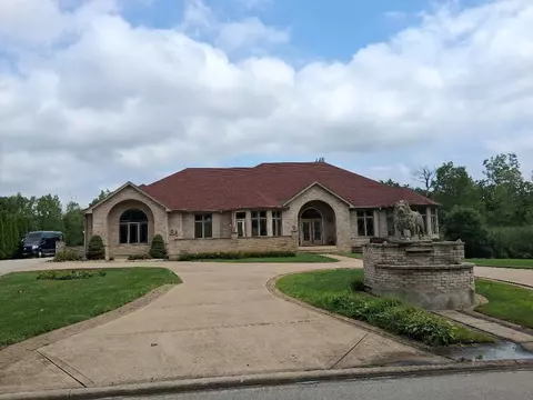 304 Royal Oak Dr, Steger, IL 60475