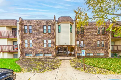 2218 Country Club Dr #21, Woodridge, IL 60517