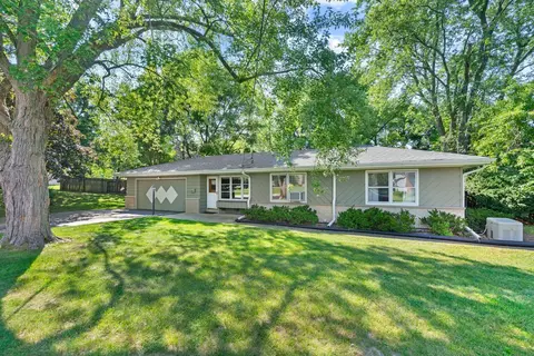 233 Arthur Dr, Woodstock, IL 60098
