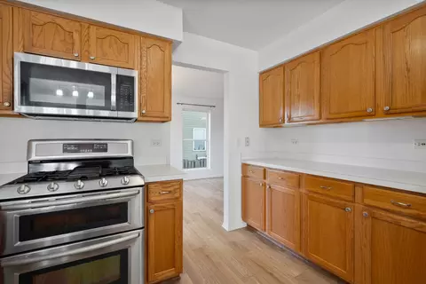 577 Greystone Ln, Bolingbrook, IL 60440 photo 2