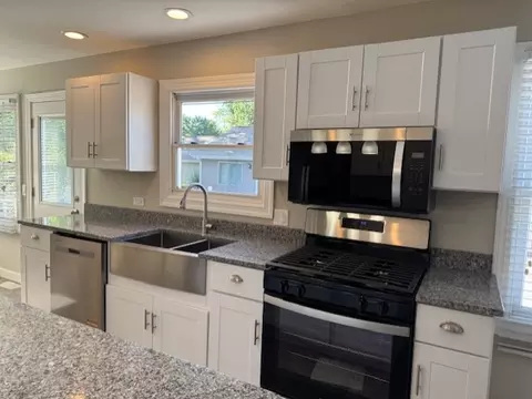 Kitchen - 425 Northlake Rd, Lakemoor, IL 60051 photo 4 of 5
