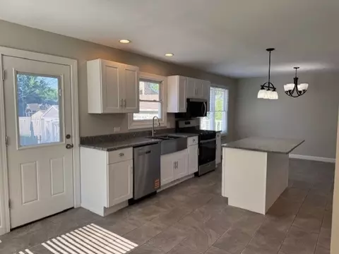 Kitchen - 425 Northlake Rd, Lakemoor, IL 60051 photo 1 of 5
