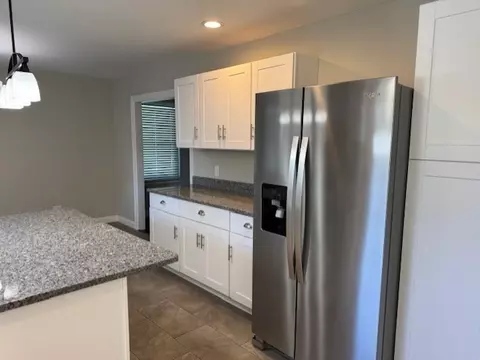 Kitchen - 425 Northlake Rd, Lakemoor, IL 60051 photo 5 of 5