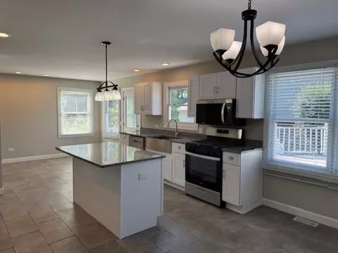 Kitchen - 425 Northlake Rd, Lakemoor, IL 60051 photo 2 of 5