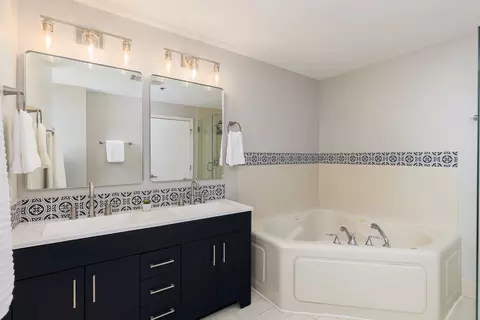 Bath - 41 E 8th St #1401, Chicago, IL 60605 photo 1 of 4