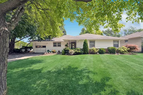 906 N Allen Ave, Mchenry, IL 60050