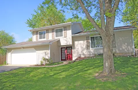 50 Asbury Ln, Cary, IL 60013