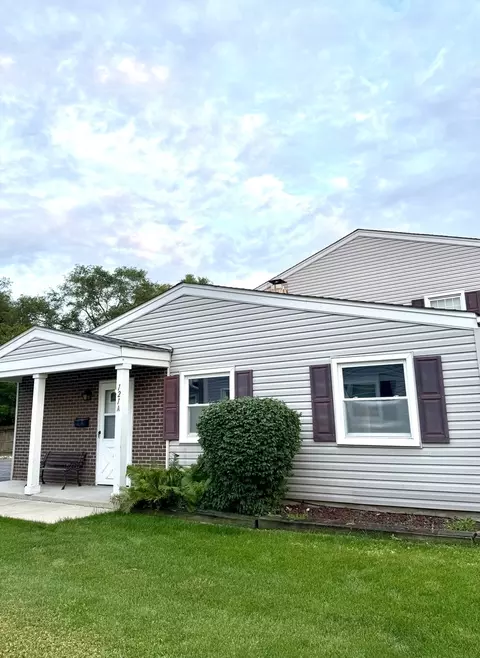 121 Lucille Ct #A, Bartlett, IL 60103