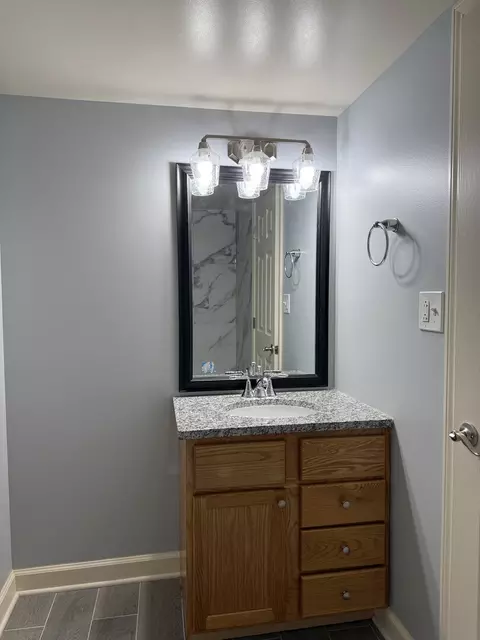 Bath - 121 Lucille Ct #A, Bartlett, IL 60103 photo 1 of 3