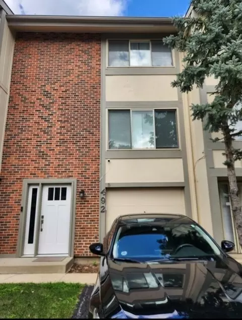 492 Canterbury Trl, Roselle, IL 60172