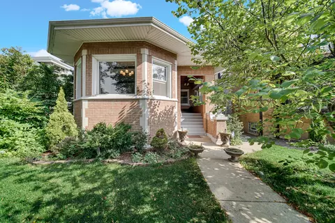 10 Le Moyne Pkwy, Oak Park, IL 60302