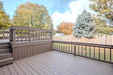 Exterior - 1199 N Pin Oak Trl, Aurora, IL 60506 photo 5 of 8