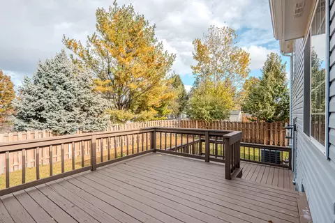 Exterior - 1199 N Pin Oak Trl, Aurora, IL 60506 photo 6 of 8