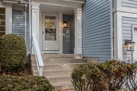 Exterior - 1199 N Pin Oak Trl, Aurora, IL 60506 photo 3 of 8