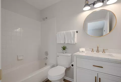 Bath - 1199 N Pin Oak Trl, Aurora, IL 60506 photo 2 of 3