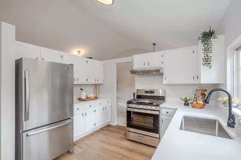 Kitchen - 1199 N Pin Oak Trl, Aurora, IL 60506 photo 5 of 5