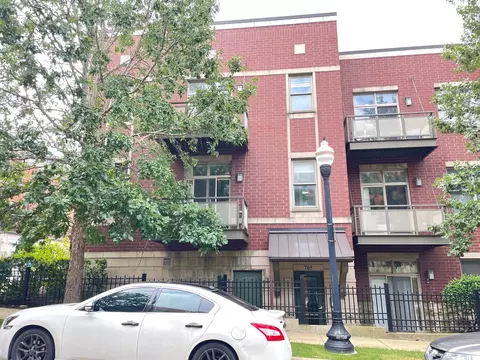765 W 15th St #210, Chicago, IL 60607