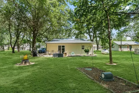 12 Armstrong Dr, Neoga, IL 62447