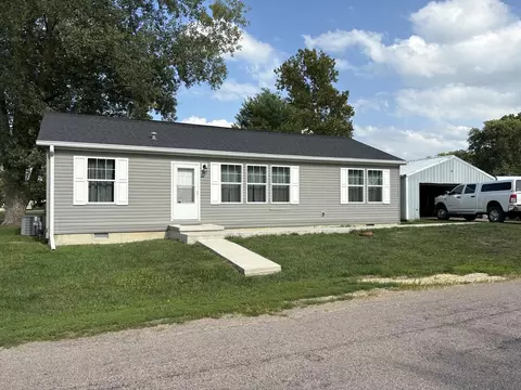 713 Lynn St, Hopedale, IL 61747