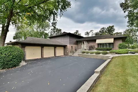 7976 Clarendon Hills Rd, Willowbrook, IL 60527