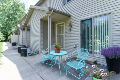 3 Ross Dr #7, Bloomington, IL 61701