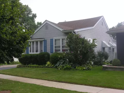 141 Johnson Ave, Libertyville, IL 60048