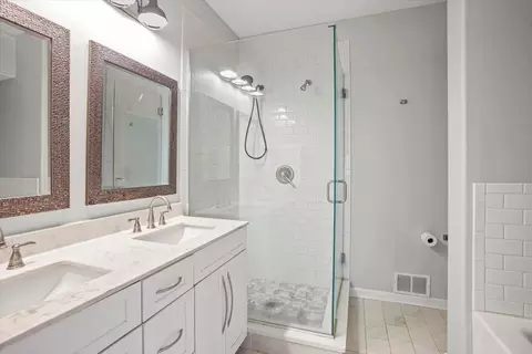 Bath - 120 Kimball St, Elgin, IL 60120 photo 2 of 3