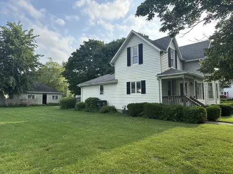 370 W Beaver St, Saint Anne, IL 60964