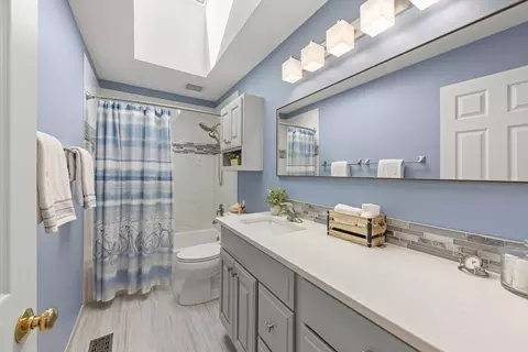 Bath - 3115 Compton Rd, Aurora, IL 60504 photo 4 of 4