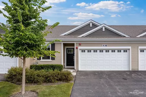 938 Darwin St, North Aurora, IL 60542