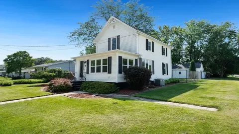 203 E 9th St, Pecatonica, IL 61063
