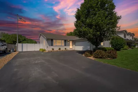 805 Stonegate Rd, New Lenox, IL 60451