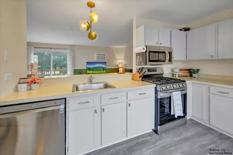 Kitchen - 309 Peppertree Ln, Aurora, IL 60504 photo 2 of 3