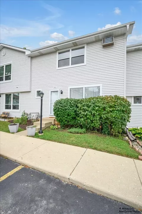 309 Peppertree Ln, Aurora, IL 60504