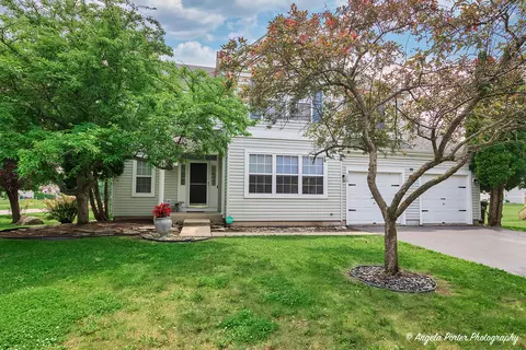 179 Cascade Dr, Crystal Lake, IL 60012