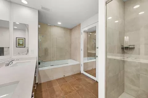 Bath - 60 E Monroe St #4703, Chicago, IL 60603 photo 2 of 5