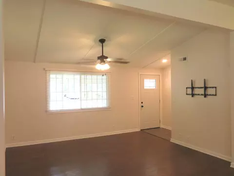 Living - 1310 Mabel Ct, Morris, IL 60450 photo 2 of 3