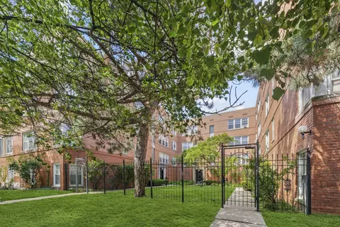 2434 W Farragut St #3B, Chicago, IL 60625