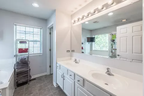 Bath - 3086 Wickenden Ave, Elgin, IL 60124 photo 2 of 3