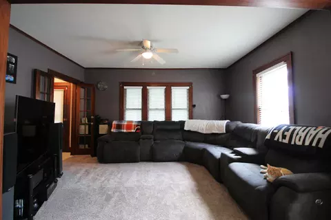 Living - 435 S Myrtle Ave, Kankakee, IL 60901 photo 2 of 3