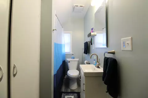 Bath - 435 S Myrtle Ave, Kankakee, IL 60901 photo 2 of 2