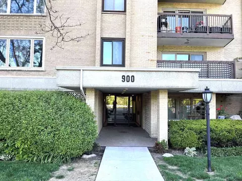 900 S River Rd #3A, Des Plaines, IL 60016