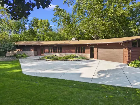 621 Plamondon Ct, Wheaton, IL 60189