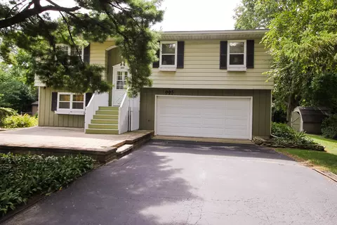 995 N Meadow Ln, Elgin, IL 60123